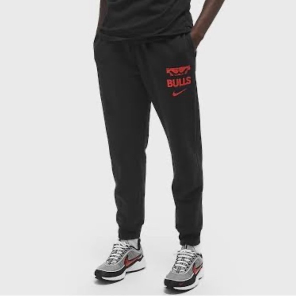 ✔️ NWT✔️ NIKE Chicago Bulls Club Courtside NBA Joggers